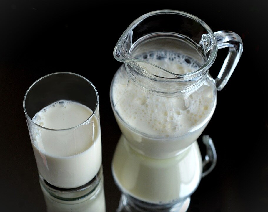 молоко забирает из организма кальций