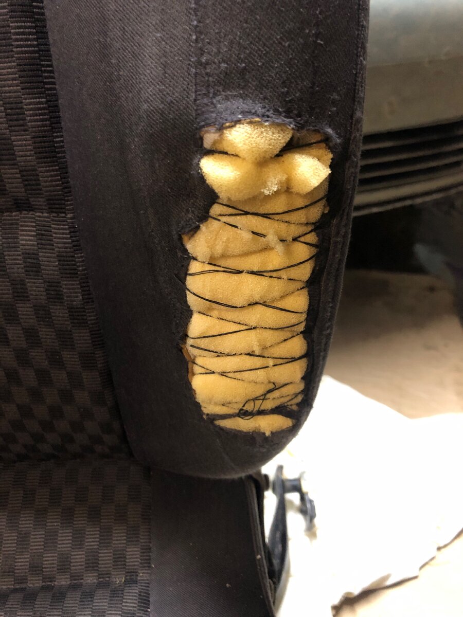 Вот такая дырка была у меня в сиденье