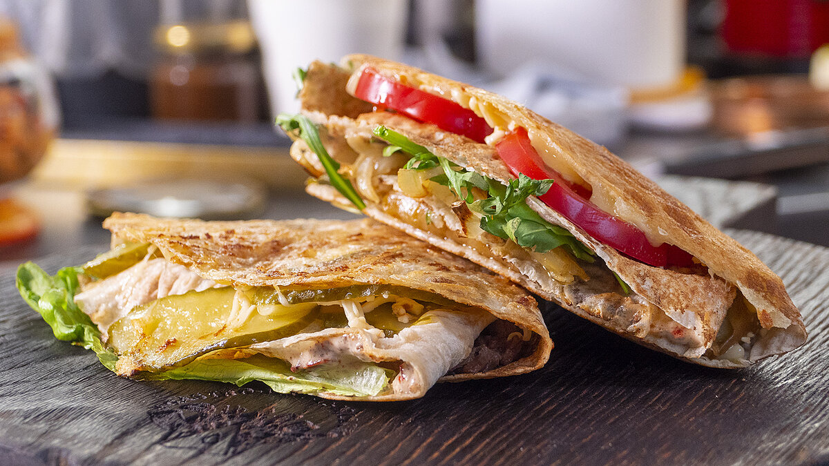 Тако с соленым огурцом и тушенкой