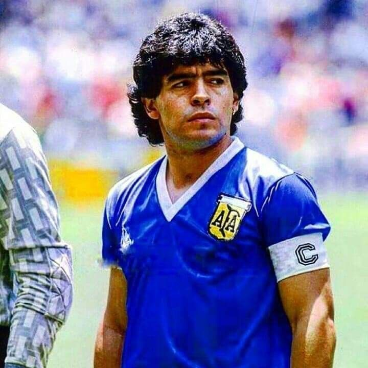 Страна – Аргентина. Позиция – атакующий полузащитник.
Родился: 30 октября 1960 года.
Рост: 165 см.
Источник: https://football-pitch.ru/diego-maradona.htm