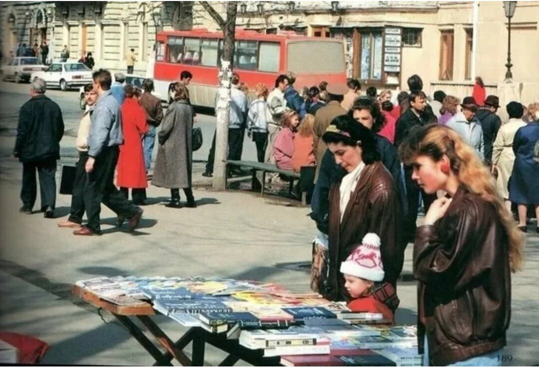 Времена 90-х. Торговля книгами на улицах было обычным явлением