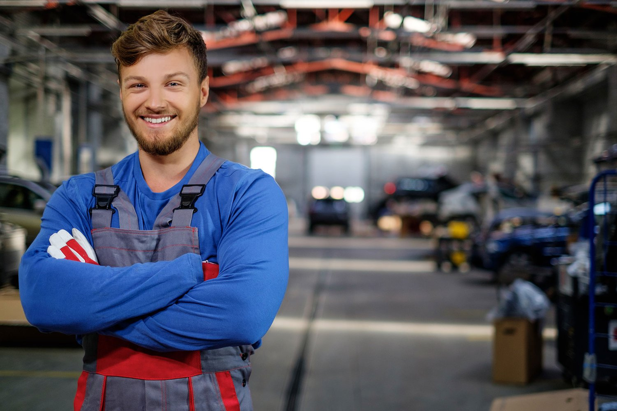 Sweety fox auto mechanic. Автослесарь. Работник автосервиса. Слесарь механик. Механик профессия.