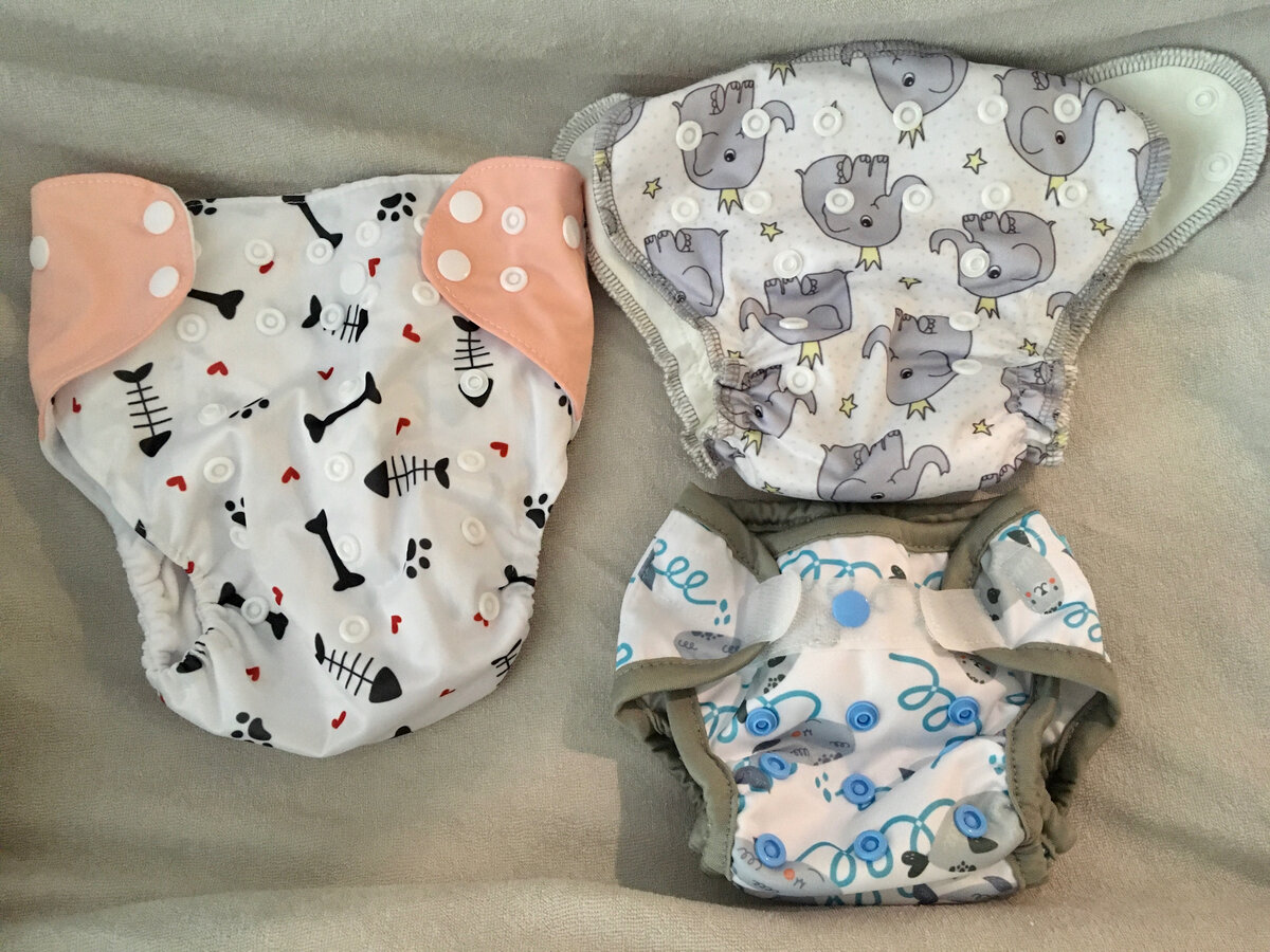 Слева - большие подгузники "универсального" размера - очевидно, что новорожденному они будут велики. Справа - 2 варианта моделей для детей 0-3 месяцев. Моей дочке верхняя модель пока велика