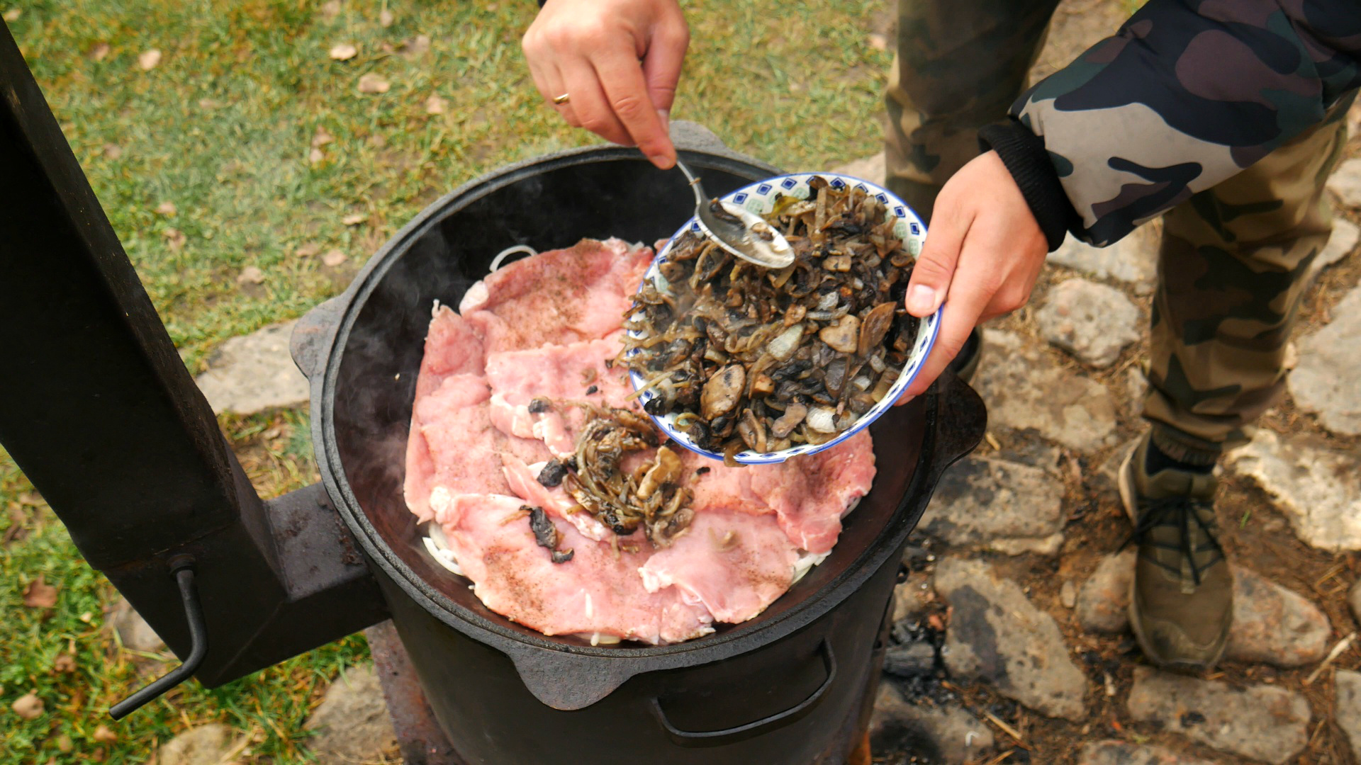 МЯСО ПО ФРАНЦУЗСКИ В КАЗАНЕ НА КОСТРЕ