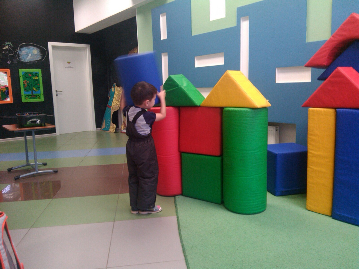 Племянник играет с кубиками