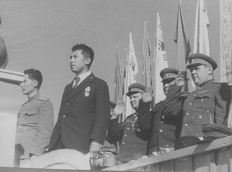 Молодой Ким Ир Сен (будущий Вечный президент Северной Кореи) служил в Советской армии был награжден несколькими почетными наградами