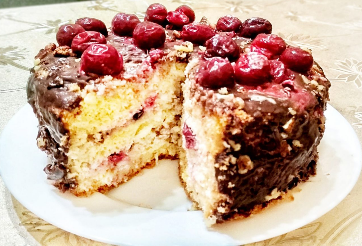 БИСКВИТ С ЧЕРЕШНЕЙ И ОРЕХАМИ