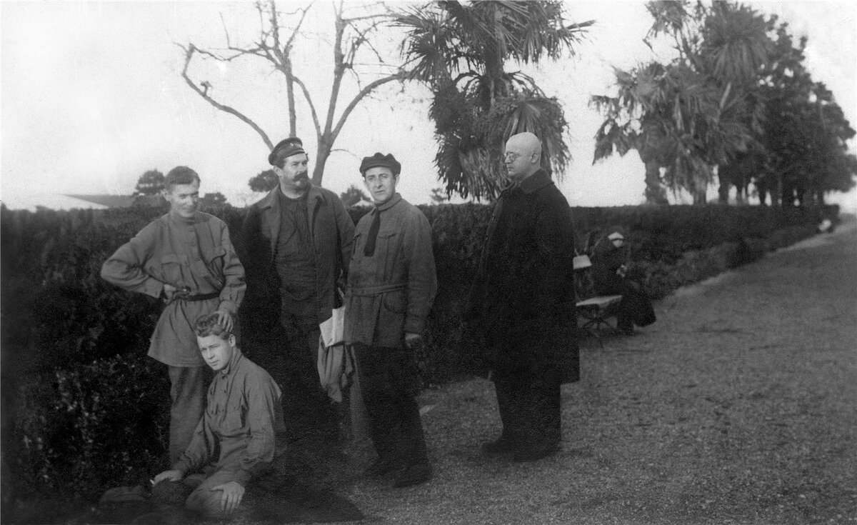Батуми.1924.г.  Есенин С. сидит, радом с ним Николай Стор.   фото: картинки  яндекса.