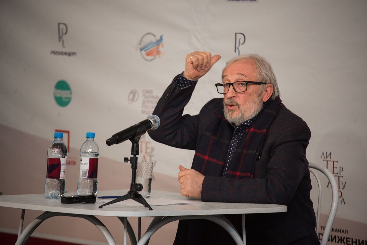 Вячеслав Васильевич Долгачев проводит мастер-класс на фестивале