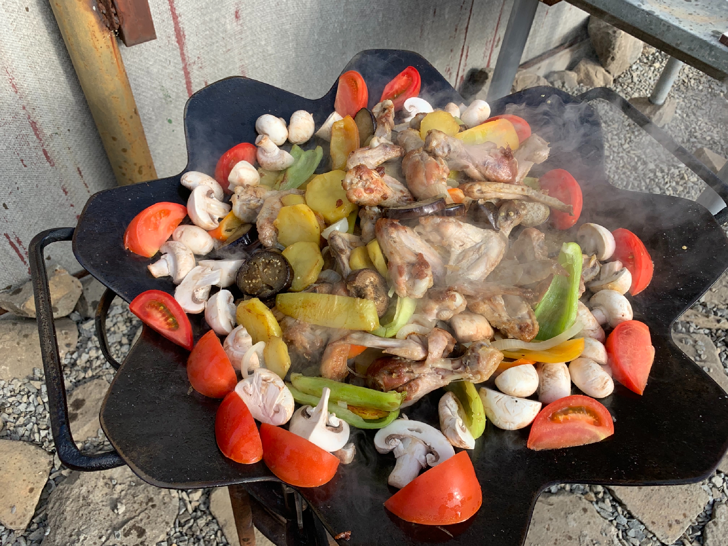 Приготовил за 40 минут из мяса и овощей садж. Возни мало, мариновать не нужно и к столу не стыдно подать7