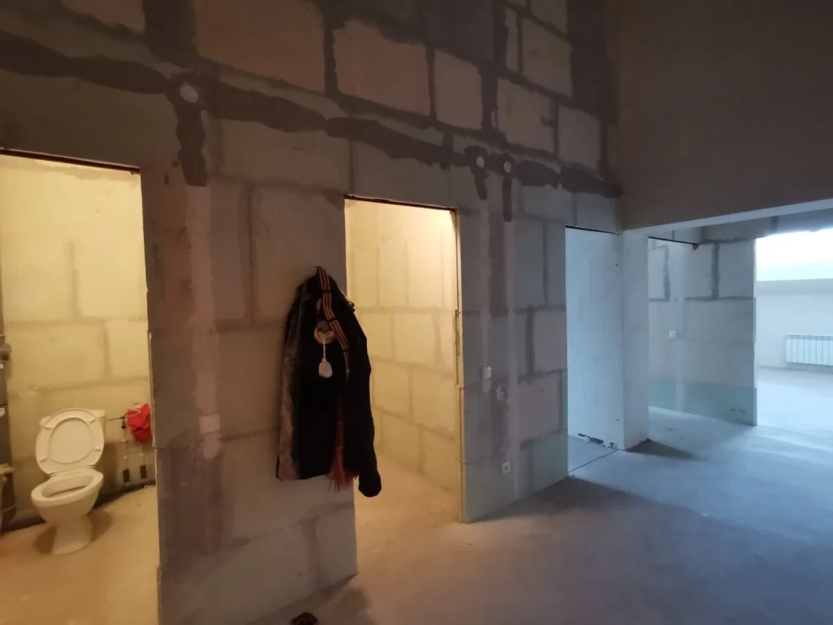 Наш коридор "до" начала ремонта. Туалет и ванна - на одной линии, причем туалет прямо сразу у входной двери. 5 см от входной двери - разумное решение, ага!