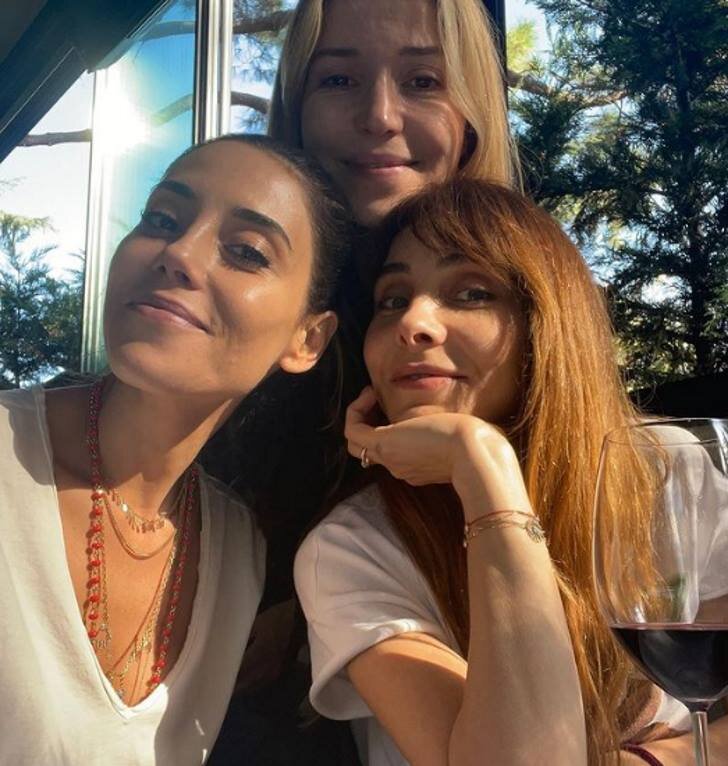 Нур Феттахоглу с Сельмой Эргеч и Джансу Дере. Фото: Instagram.com/eclipsnf