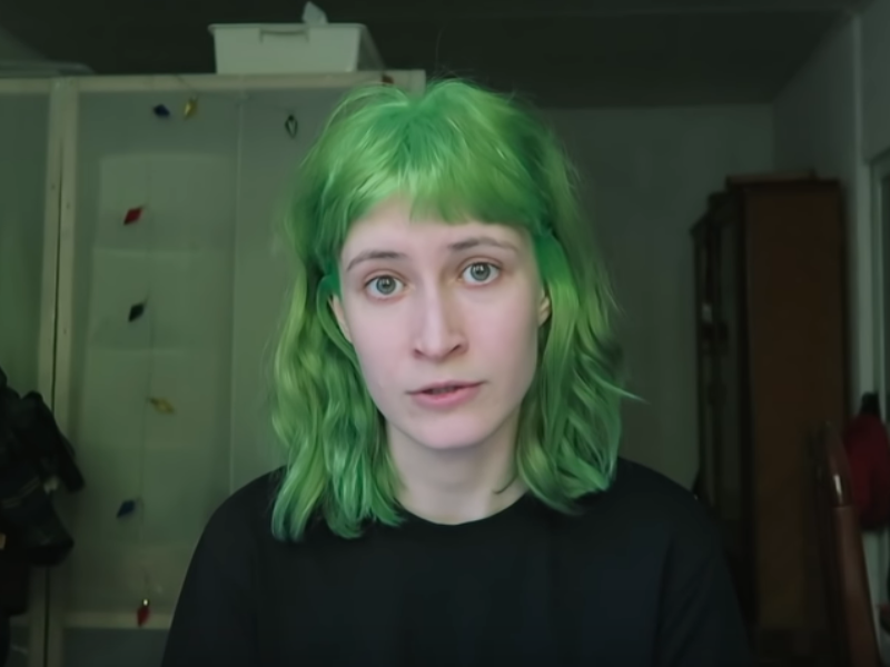 Жируха с зелеными волосами