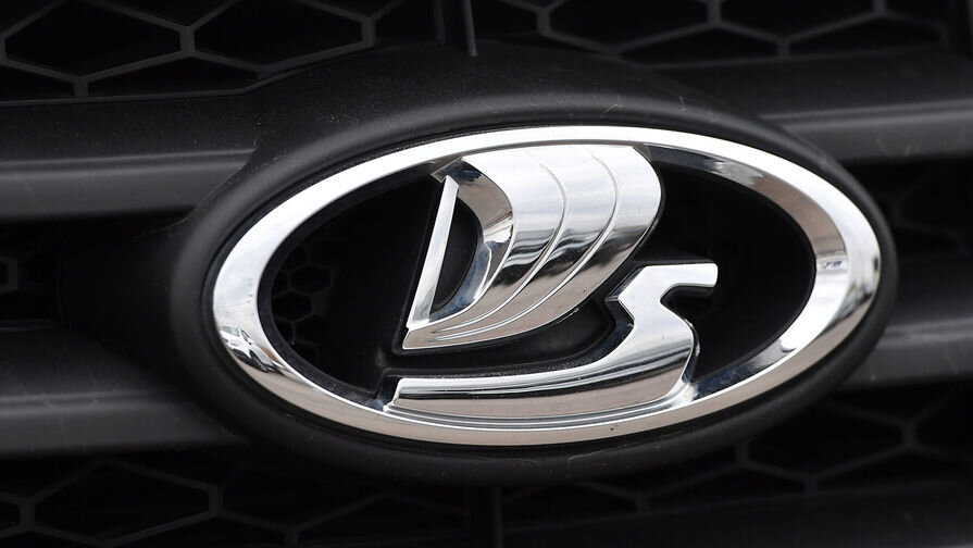 «АвтоВАЗ» не собирается обязывать дилеров продавать автомобили Lada, навязывая дополнительные аксессуары. Об этом сообщила Федеральная антимонопольная служба (ФАС).



В заявлении говорится, что отечественный автопроизводитель заинтересован сохранить многообразие комплектаций и их оснащение по желанию потребителей.



Тем не менее, с 1 декабря планируется ввести новые варианты комплектации автомобилей с наборами аксессуаров. При этом они не будут исключать ранее существовавшие. Клиенты смогут приобрести автомобиль и без дополнительного оборудования, отмечает ФАС.



В Федеральной антимонопольной службе решили проверить новую схему продажи машин «АвтоВАЗа» после публикации в СМИ. В них утверждалось, что автокомпания займется реализацией автомобилей со стандартным набором аксессуаров, от которого клиенту нельзя будет отказаться. 

