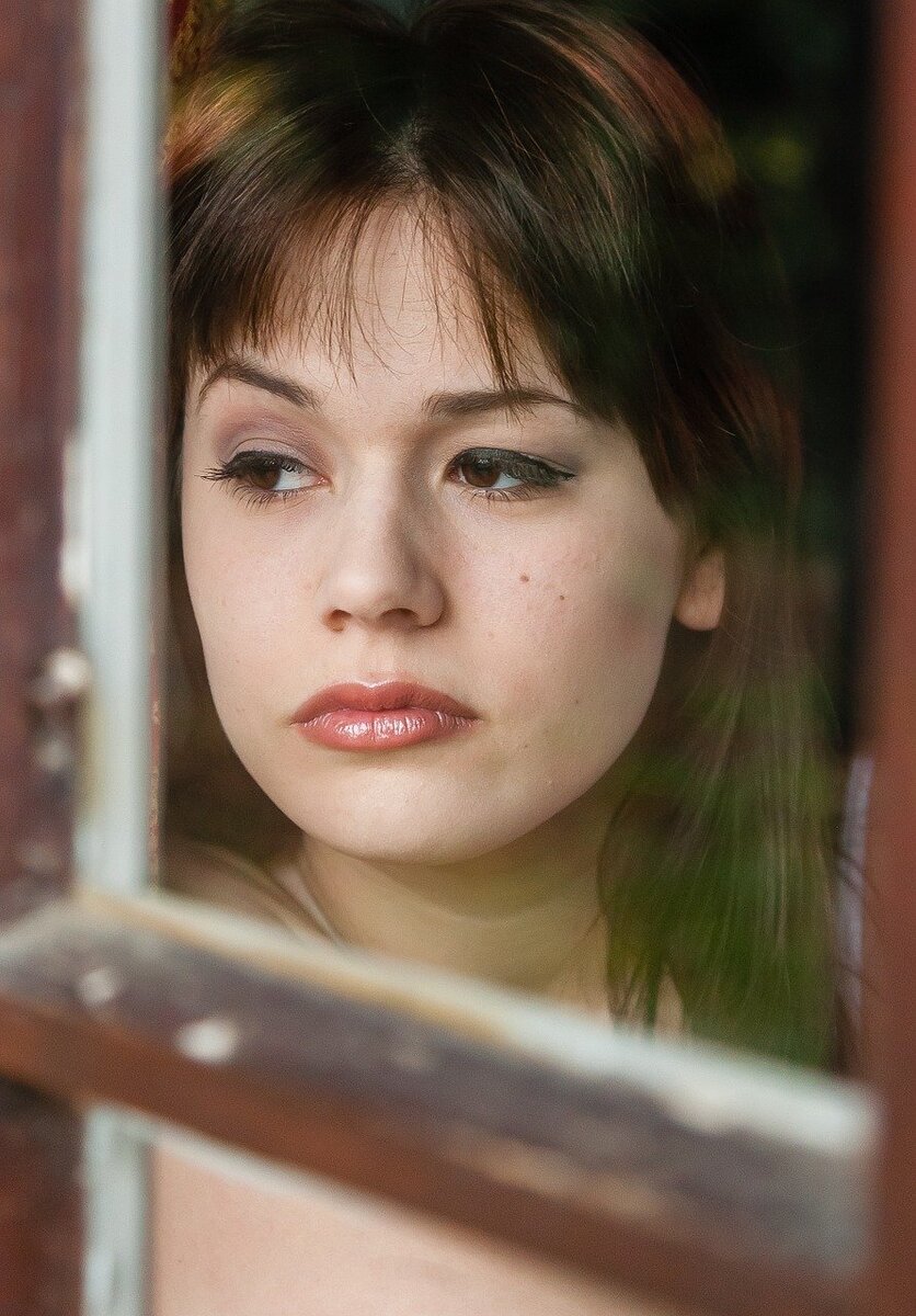 https://cdn.pixabay.com/photo/2015/11/21/15/48/sad-woman-1055087_1280.jpg
