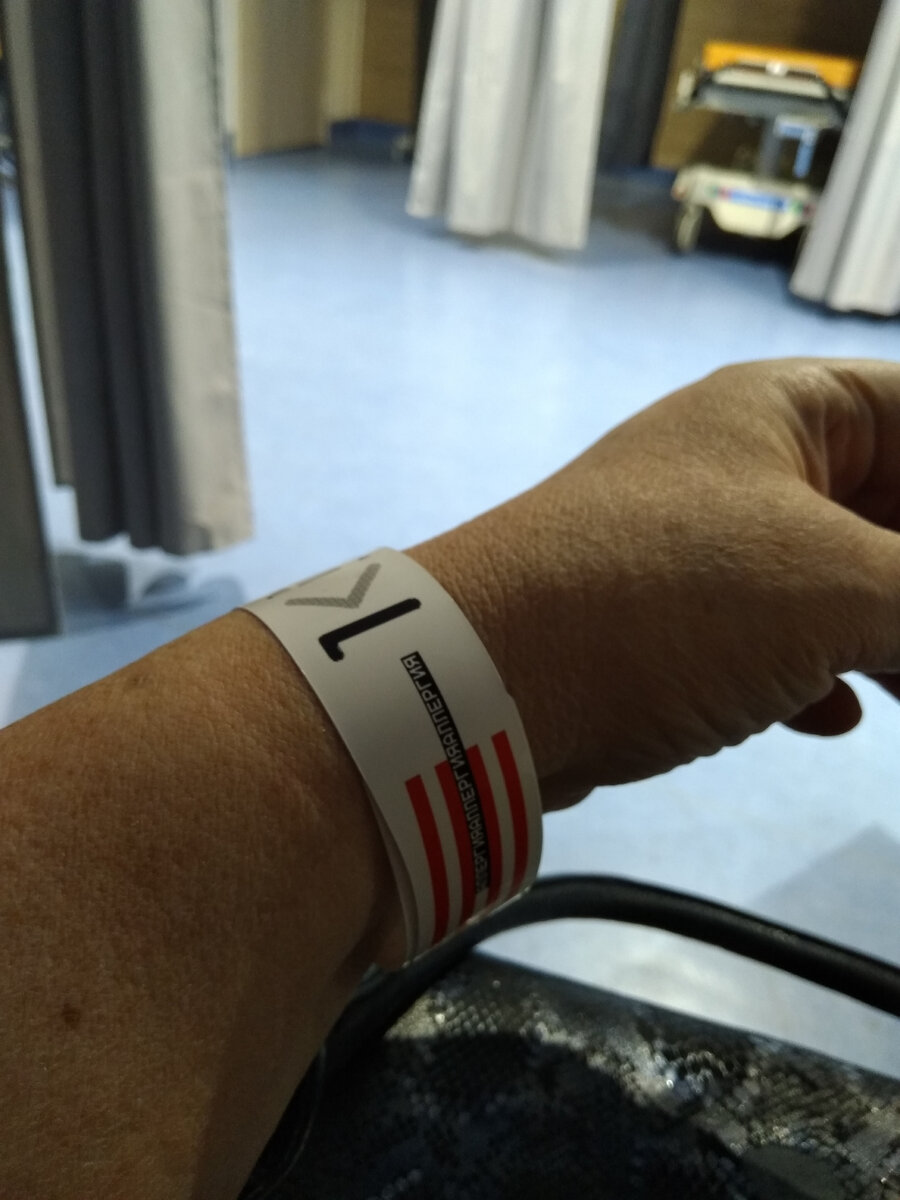 Фото автора. Браслет с фамилией на руке...