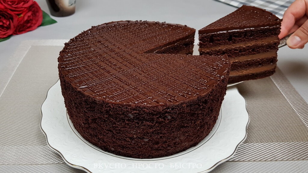 «Дьявольский» шоколадный торт с клубникой