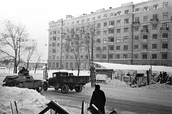 Плавающий танк Т-40 и автомобиль ГАЗ-42 с газогенераторной установкой, (газогенераторная модификация знаменитой "полуторки" ГАЗ-АА), на Волоколамском шоссе возле оборонительных сооружений зимой 1941 года. Фото Николая Кубеева из коллекции Андрея Мятиева.