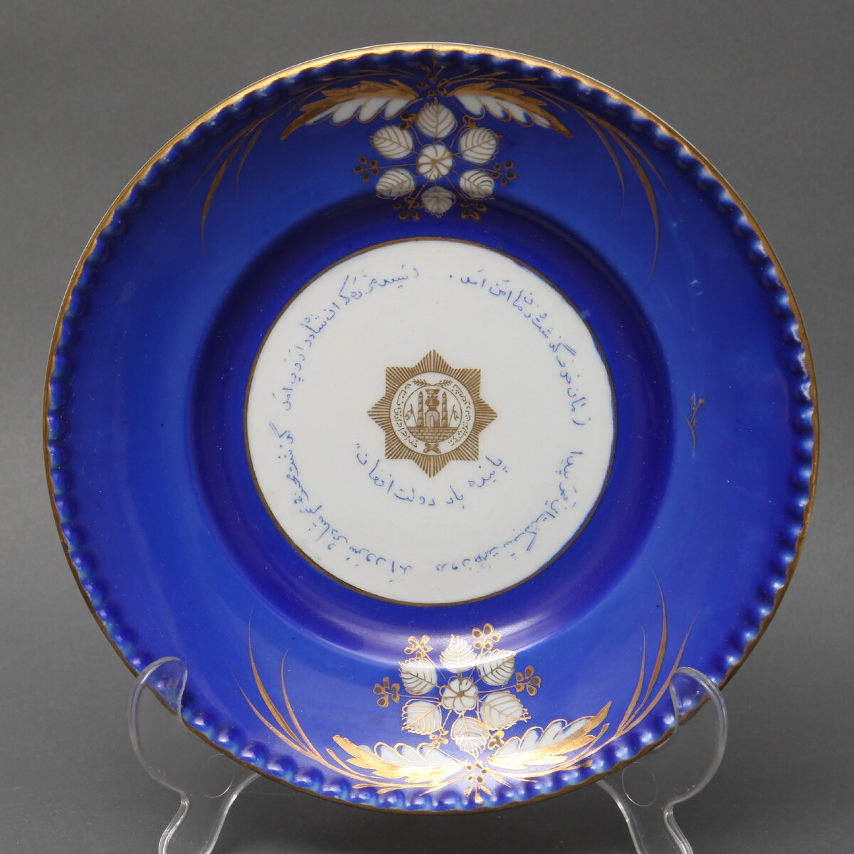 Тарелка. 1925–1930. Дулёво. Диаметр 21,2 см. Государственный музей керамики в Кусково / ФР 9010. Госкаталог: 26193433. Источник: goskatalog.ru