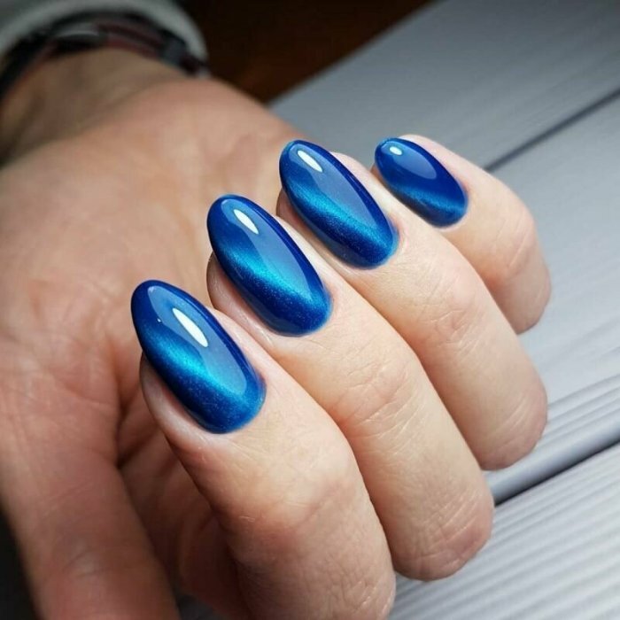 Ногти, окрашенные в стиле cat eye, сами по себе смотрятся оригинально. А если поиграть бликами, цветами, маникюр может стать просто потрясающим.