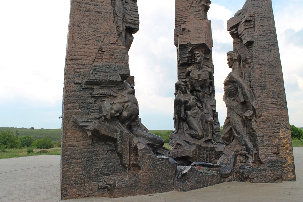Молодая гвардия место. Мемориал непокоренные краснодон. Похороны молодогвардейцев 1943 год. Молодая гвардия шурф шахты 5. Похороны молодогвардейцев 1943.