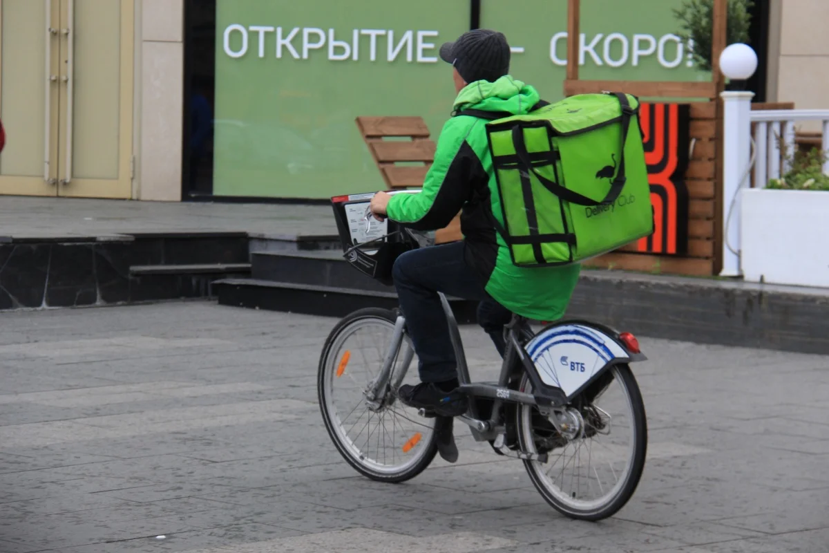 Доставщик на велосипеде