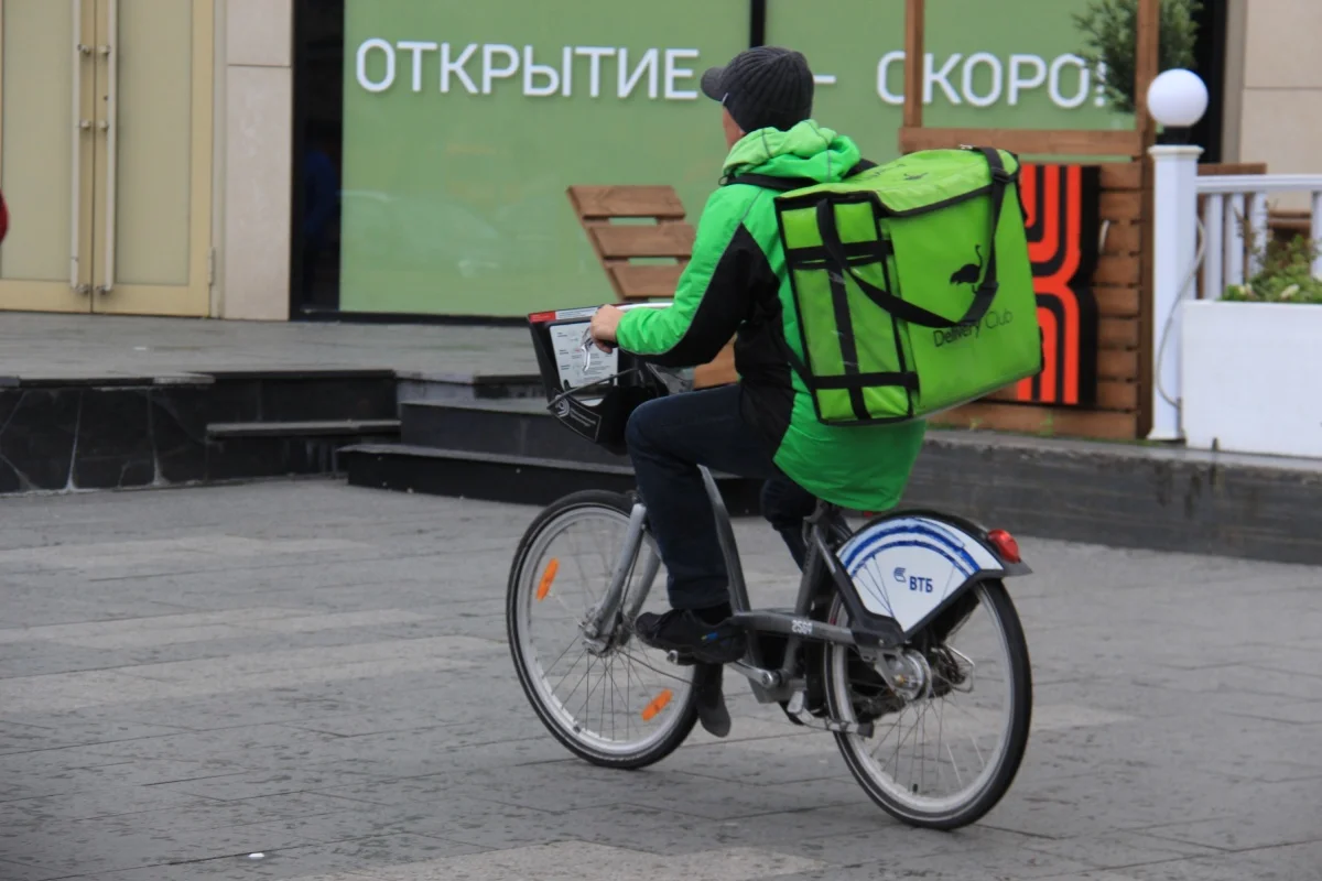 Курьер омск. Велокурьер Деливери клаб. Курьер на велосипеде. Доставщик продуктов на велосипеде. Доставщик Яндекс на велосипеде.