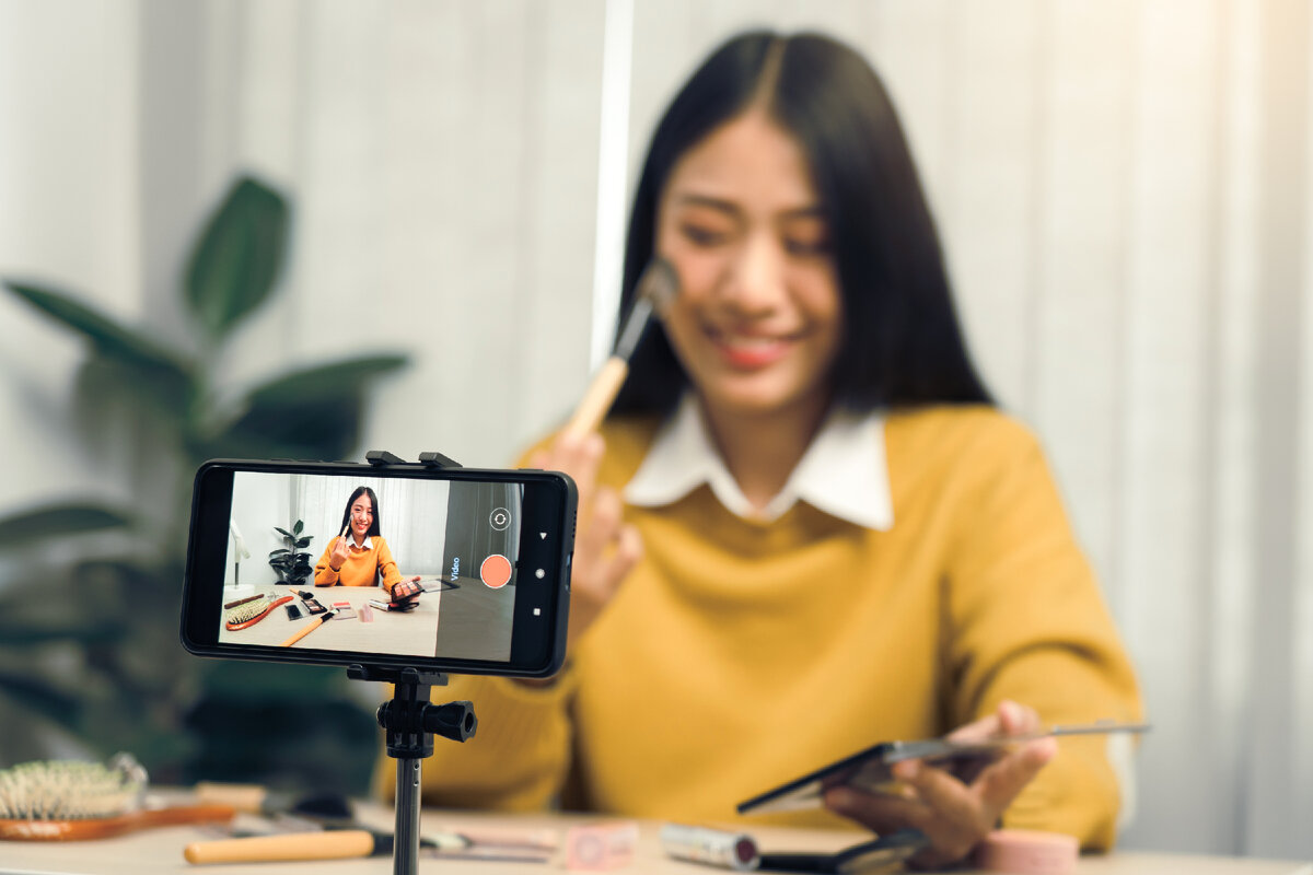 Все авторские права на фотографию были приобретены здесь - https://elements.envato.com/ru/beautiful-asian-woman-blogger-using-camera-phone-JXFES4Y 