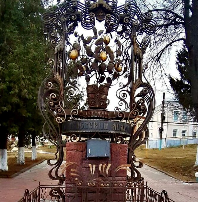 В городе даже есть свой памятник, посвящённый лимону 
