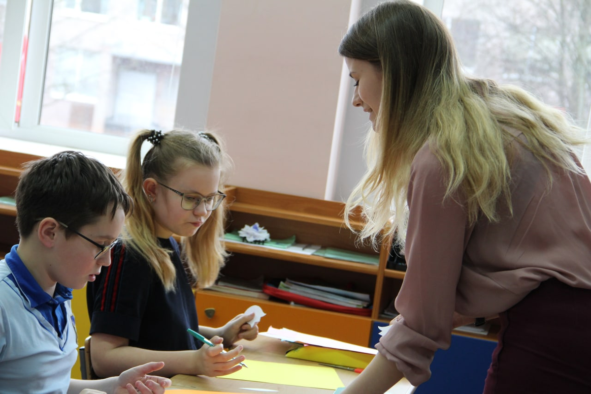 Практика в школе для студентов. Практикант в школе. Педагогическая практика в школе. Студенты Преподавание в начальных классах.