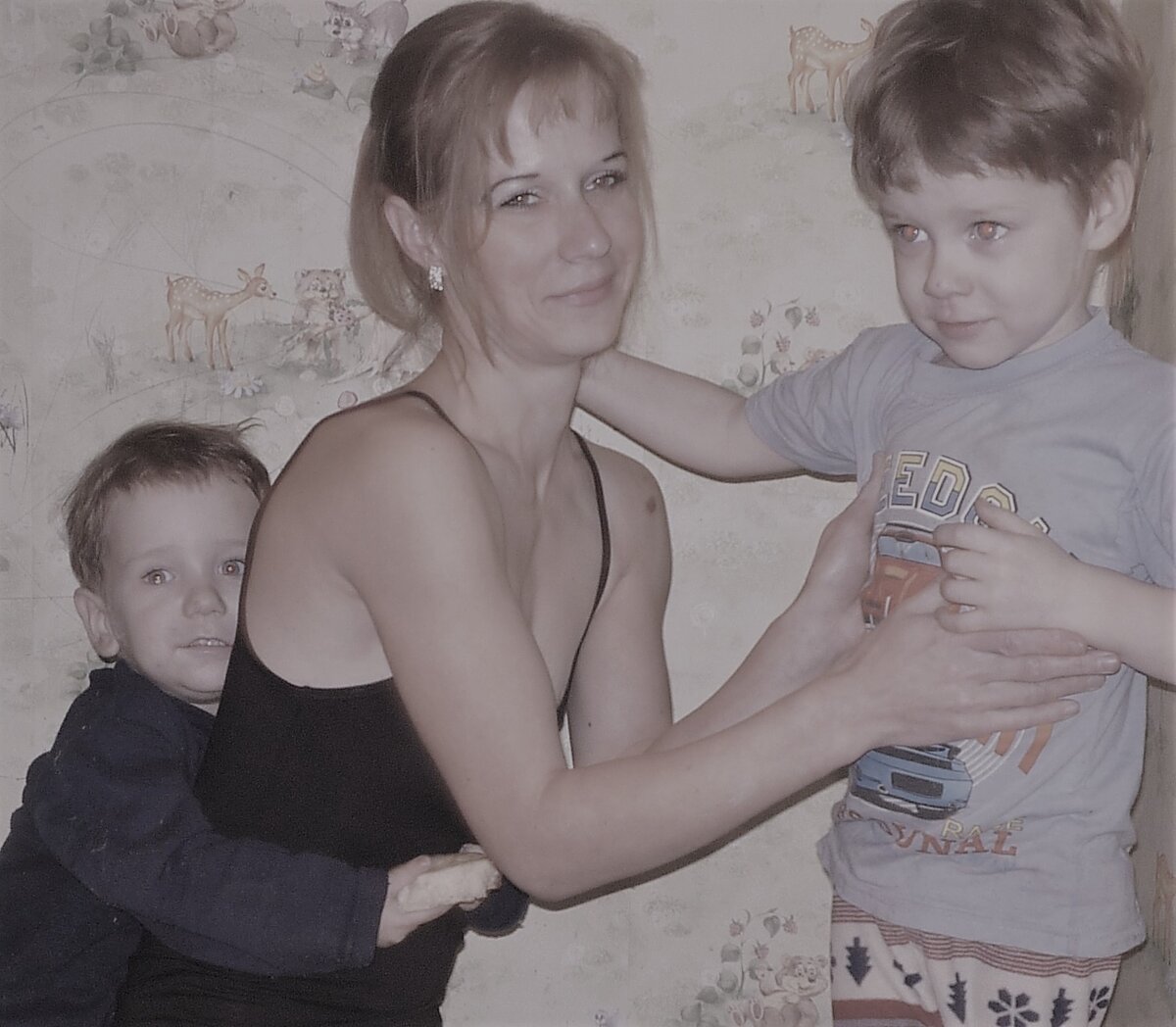 Уже будучи взрослым, Ярослав влез в альбом и сделал эту фотку почти черно-белой))