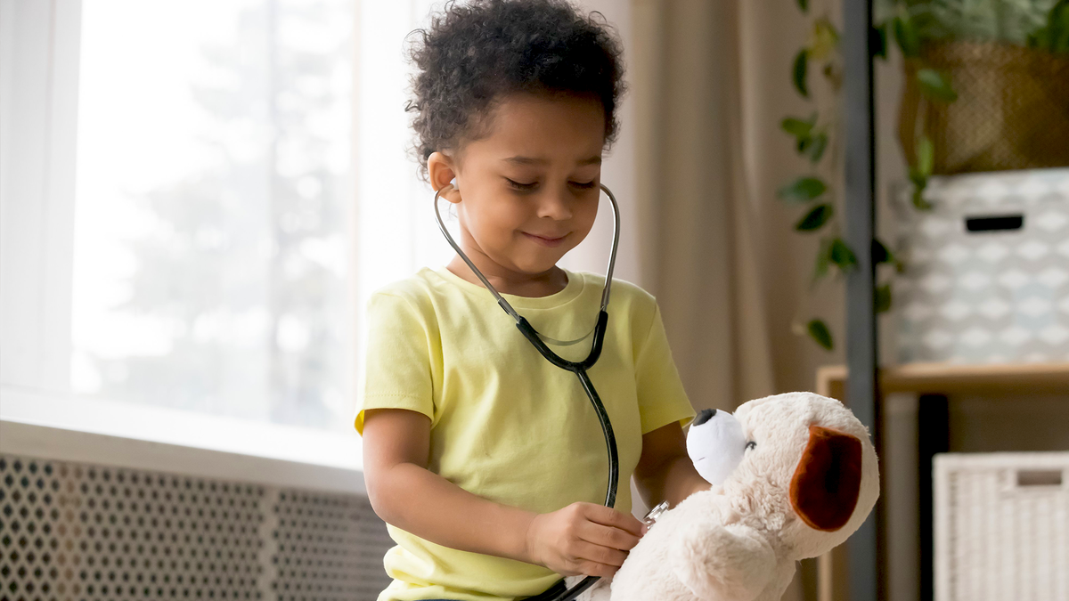 Для развития социальных навыков нужно общение с людьми и игра с куклами.