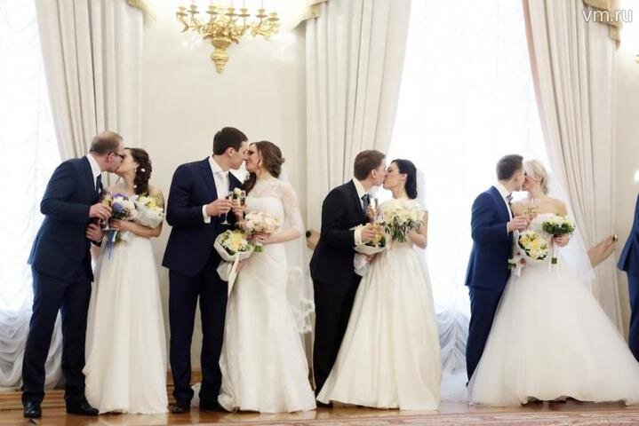 Торжественная церемония бракосочетания, приуроченная к празднику Красная горка, прошла в здании мэрии / Фото: Анна Иванцова, «Вечерняя Москва» 