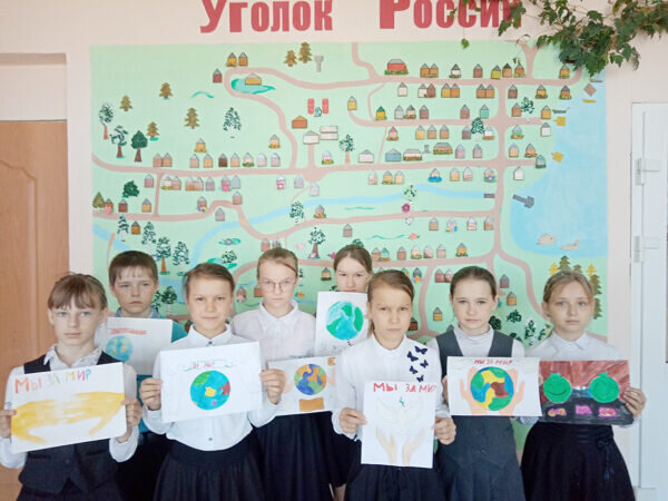    Ученики 5‑го класса Верх-Рождественской школы Частинского района Пермского края решили поддержать акцию своими рисунками. Вместе с классным руководителем Любовью Ивановной ДУРЫШЕВОЙ, учителем изо, они шлют лучики добра и тепла своим сверстникам