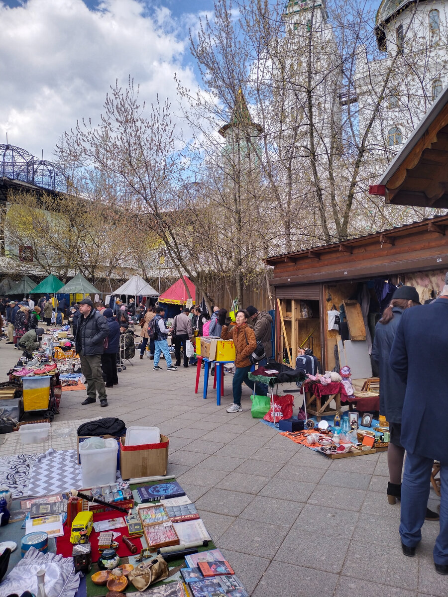 01 мая 2022 г. Москва. Вернисаж. Блошиный рынок. Все фото автора.