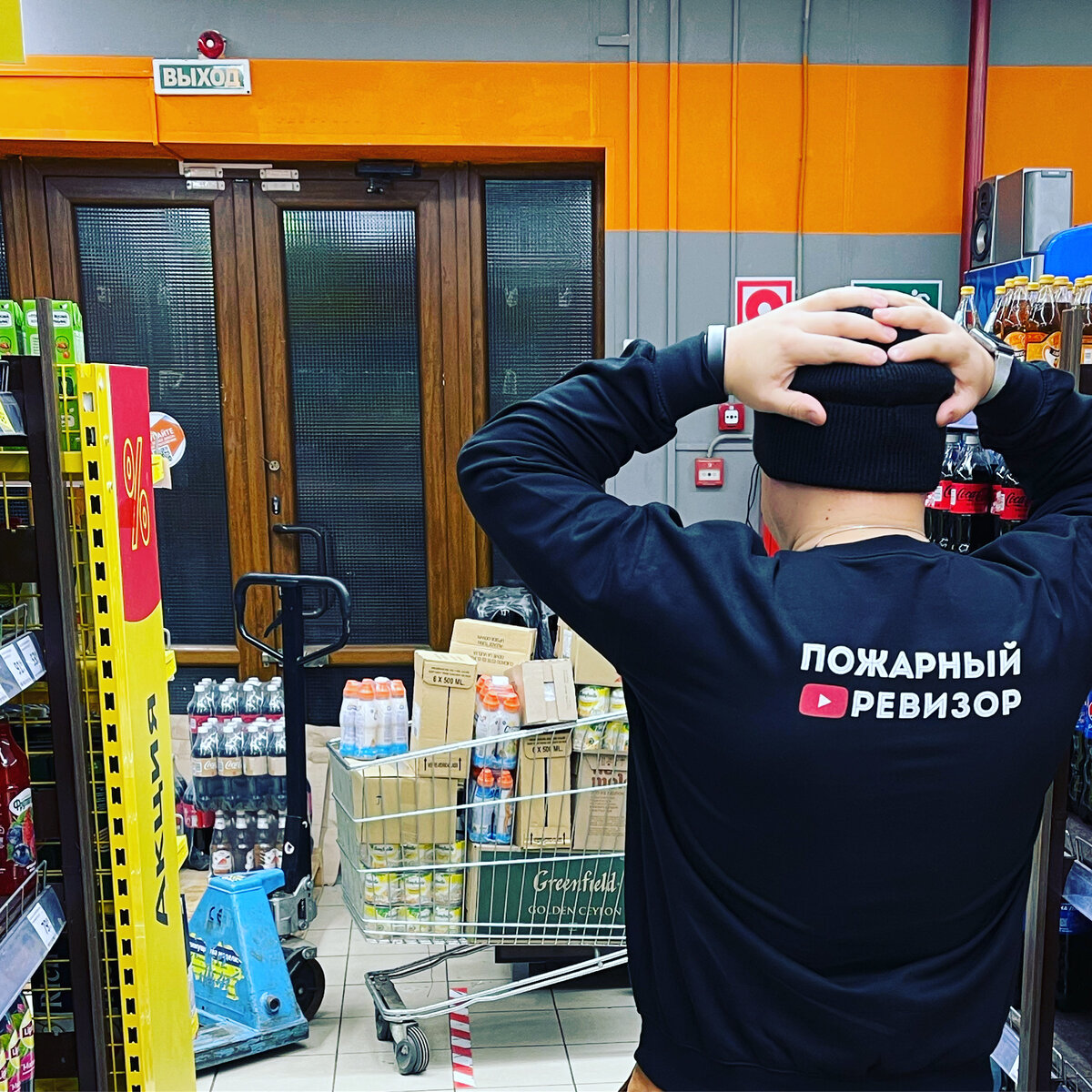 На путях эвакуации допускаются загромождения (Ж. п. 16 ППР в РФ), запоры (замки) на дверях эвакуационных выходов не обеспечивают возможность их свободного открывания изнутри без ключа (п. 26 ППР в РФ), ширина основных эвакуационных проходов в торговом зале менее нормативной (п.7.2.4. СП 1.13130.2009) - штраф до 400 000 руб.