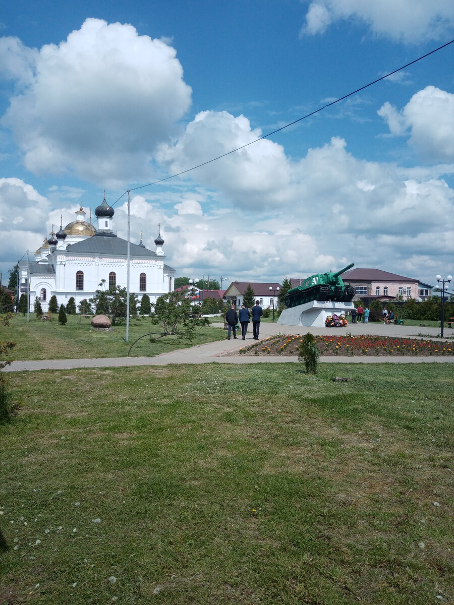 На площади у школы, жду ребят с экзамена