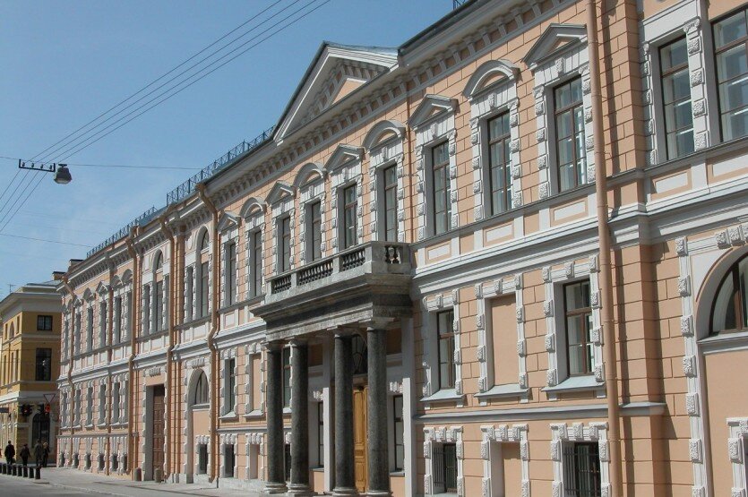 Имея громадное состояние и хороший вкус, Александр Безбородко обставил свой дворец с изыском и роскошью, достойной королей. Он даже выкупил мебель и люстры из комнат несчастной Марии Антуанетты, казненной французскими революционерами. Вот уж кто умел ценить вещи «с историей»!