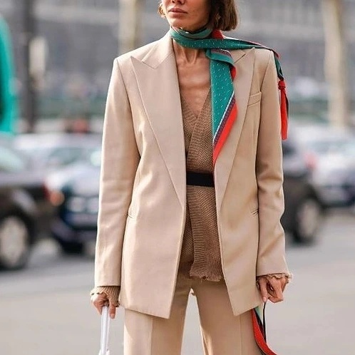 Если весь образ без принта,  то платок может быть принтованным или наоборот