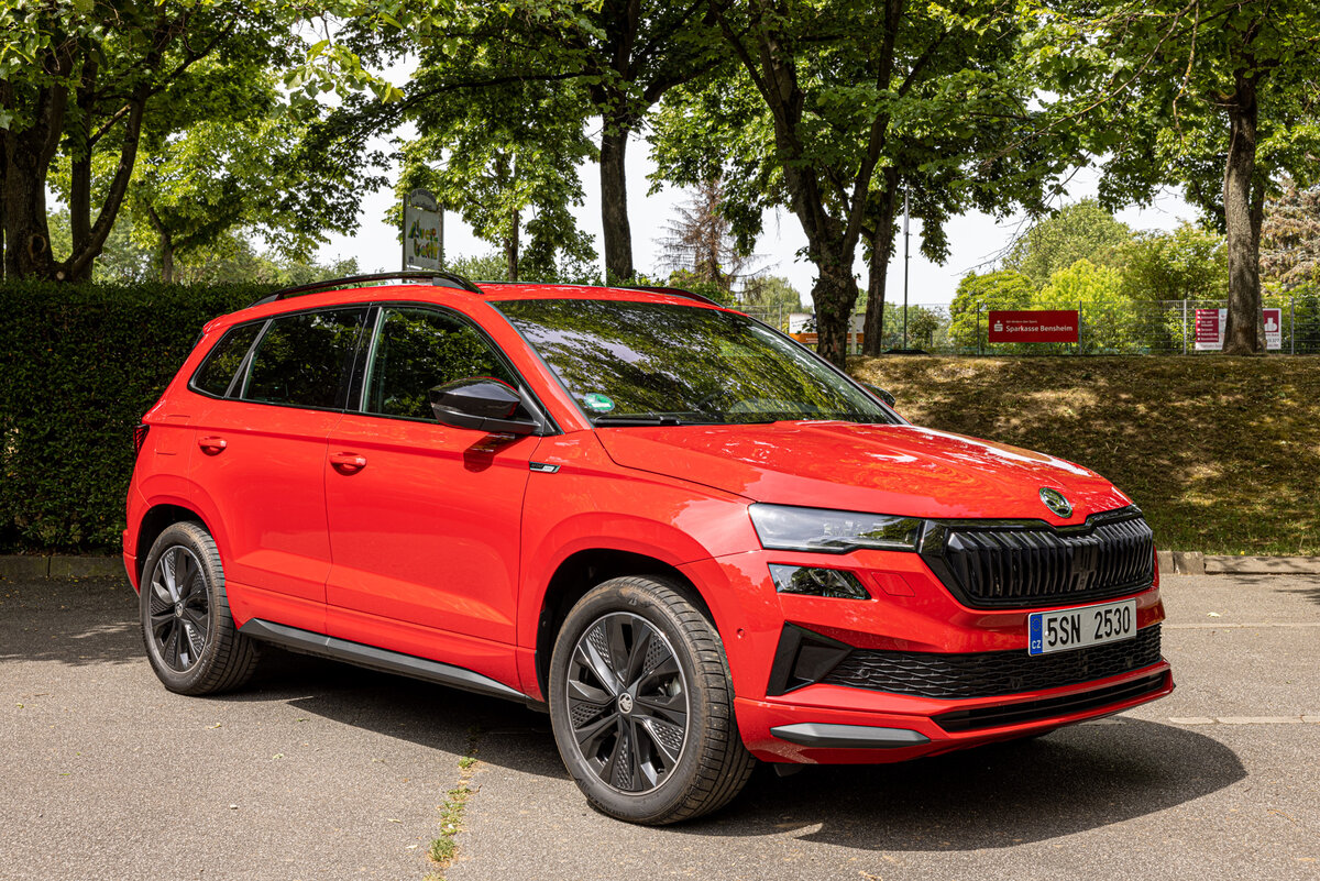 Skoda Karoq 2.0 TSI внешне почти не изменилась, разве что фары стали уже