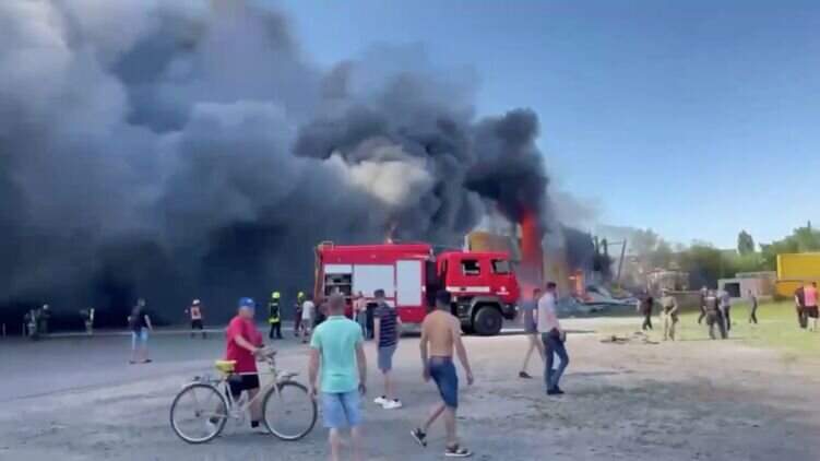 Кременчуг горит. Фильм где на одной стороне пожар мост. Кременчуг торговый центр ракета. Кременчуг торговый центр амстор. Керемчуг горит.