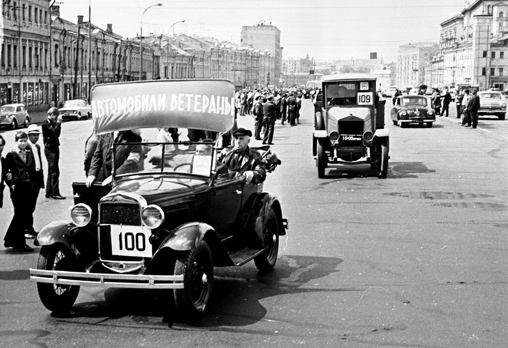 Во время парадов ретротехники создается ощущение, что старинный транспорт никогда не покидал улиц города. Возможно, это потому что мы знакомы со многими моделями по историческим фильмам, или привычное чувство сформировали именно парады, первый из которых состоялся в СССР более полувека назад (в 1966 году). 

Фото: www.russiainphoto.ru.

Первый ретропарад в СССР получился едва ли не случайно. В середине 1960-х годов Иосиф Михайлович Гоберман – личность без всякого сомнения легендарная – задумался о празднике для людей за рулем. Право на подобную инициативу Иосиф Михайлович имел бесспорное: бессменный начальник «Главмосавтотранса» с 1955 г. по 1983 г. Он еще с 1937 года руководил Транспортным управлением Мосгорисполкома, которому подчинялось практически всё автомобильное хозяйство столицы.