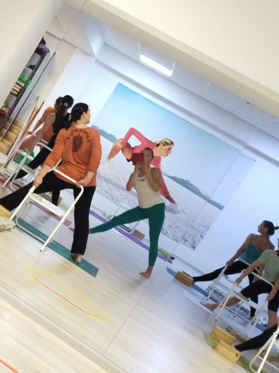 Правильно отстраивали вчера асану. Фото Солей.