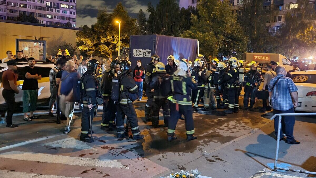    На месте возгорания в хостеле на Алма-Атинской улице в Москве© АГН "Москва" / Денис Воронин