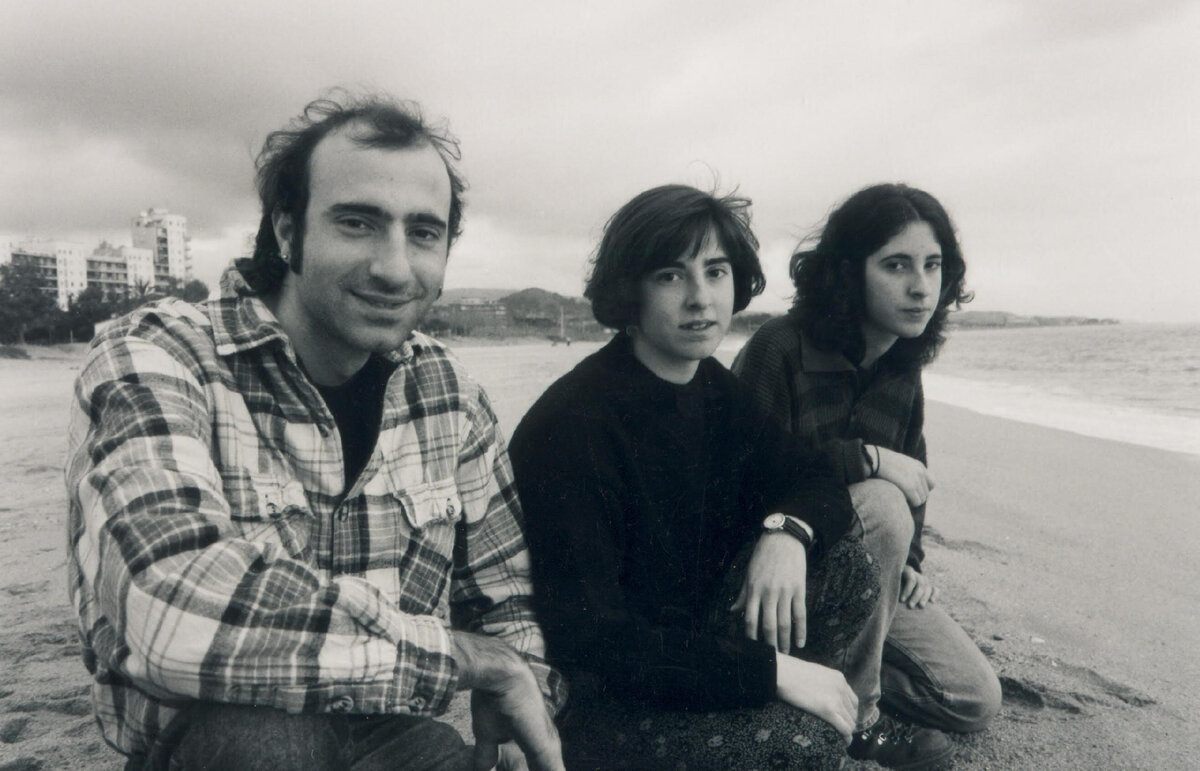 Жоан, Элена и Диана Хубáни на пляже родного городка Матарó (Испания) за несколько лет до событий. 