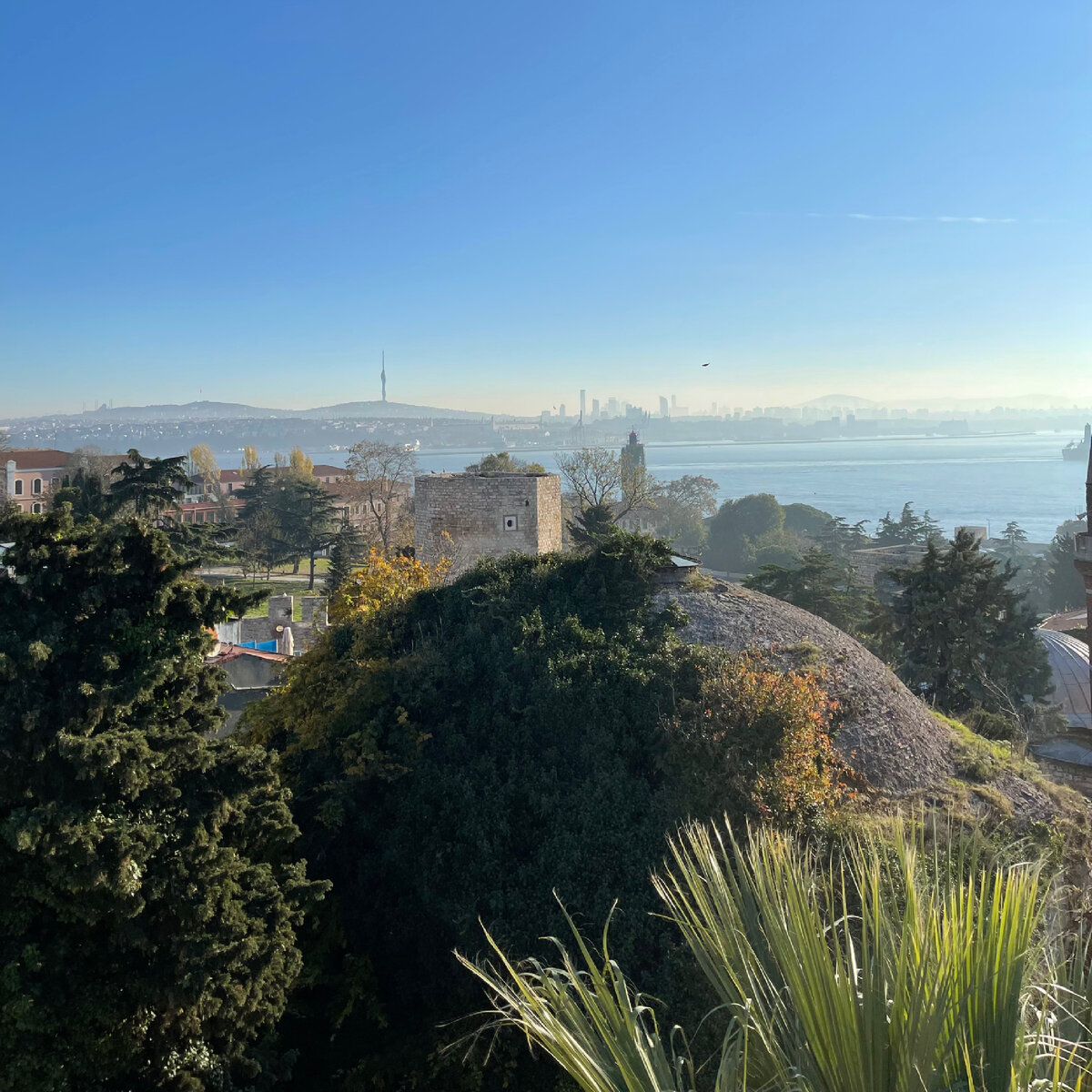 С таким видом на Босфор и Мраморное море вы можете завтракать в районе Фатих