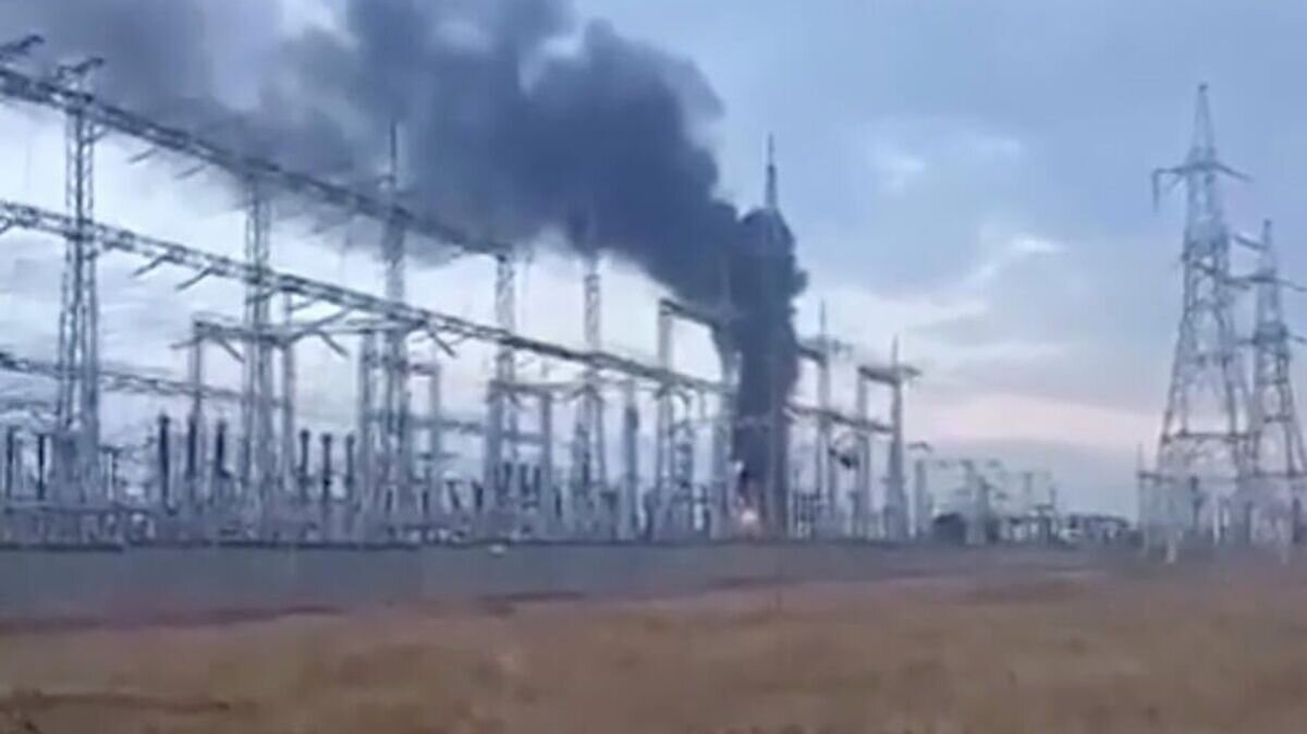    Дым на месте возгорания на подстанции в Джанкое© Кадр видео очевидца