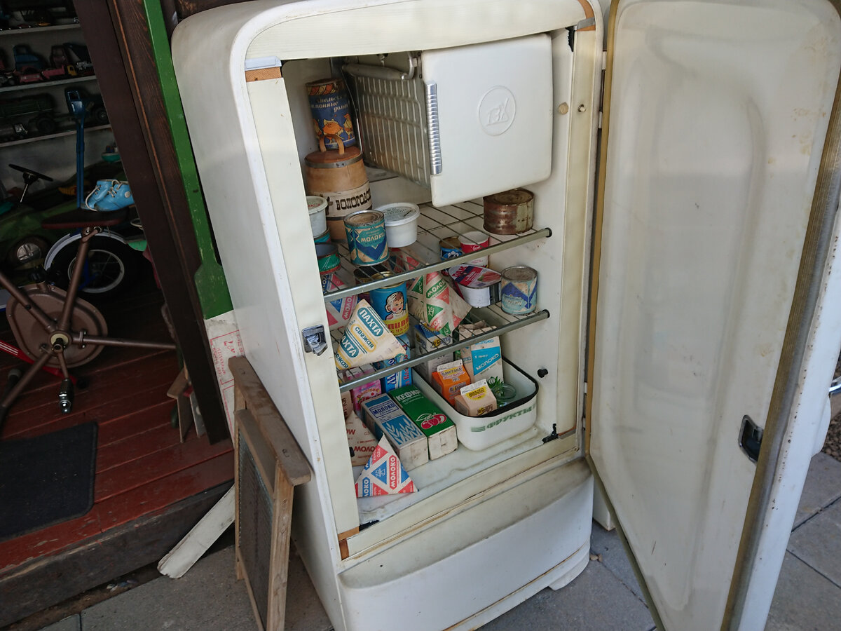 Холодильник ЗиЛ с продуктами из прошлого