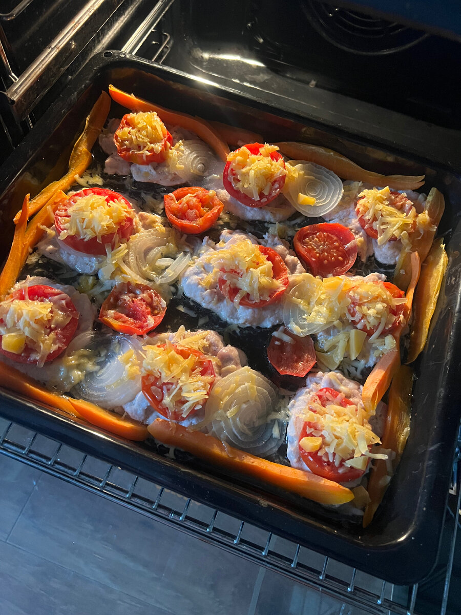 Мясо посыпаем сыром