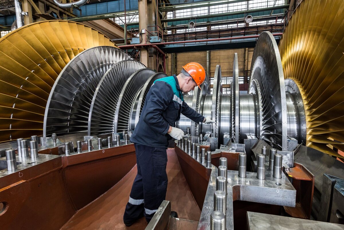 Российский завод "Силовые машины" налаживает производство турбин. На фото одна из нескольких для Норильской ТЭЦ.